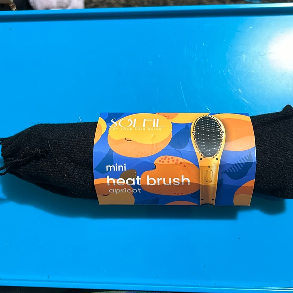 Soleil Mini Heat Brush in the color apricot